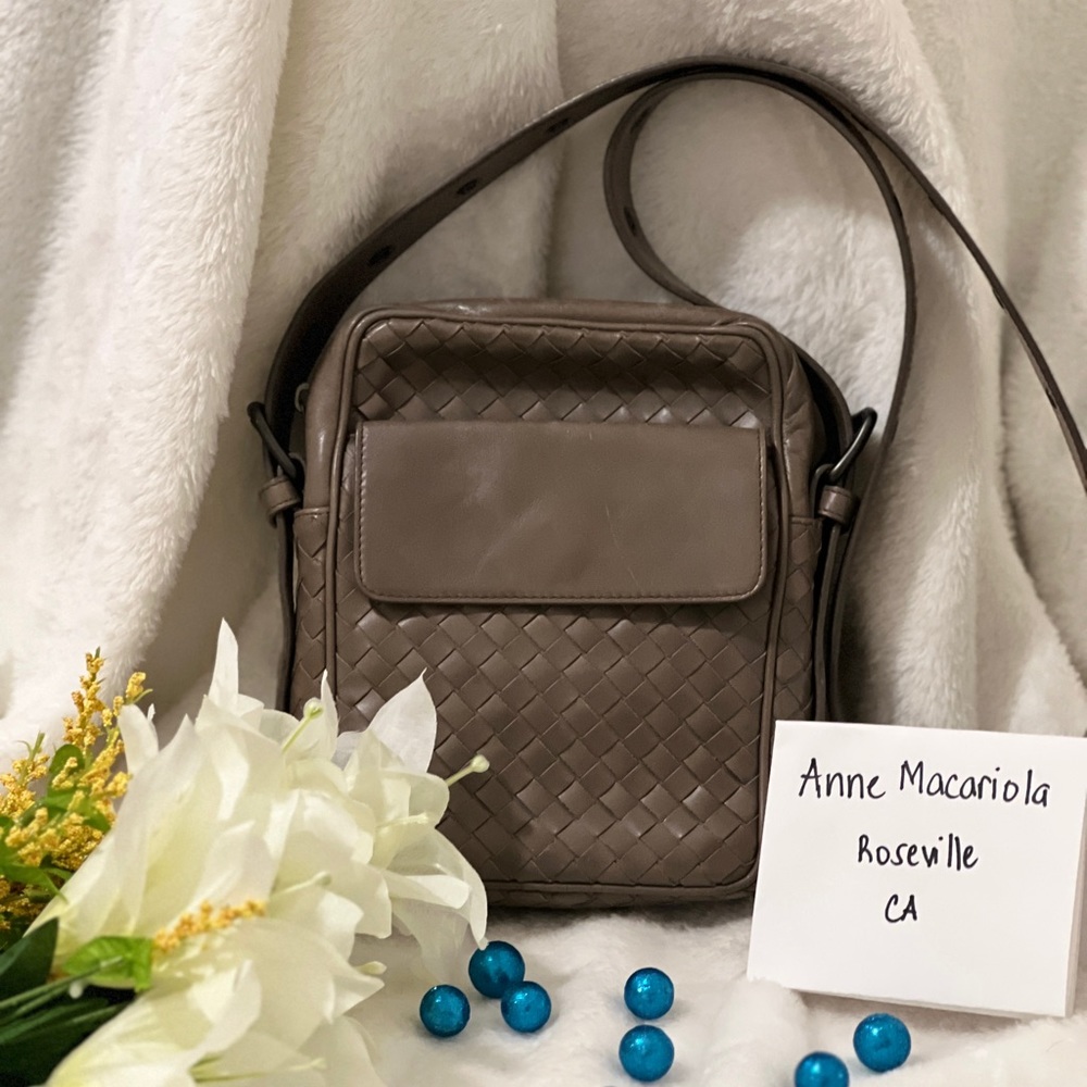 Bottega Veneta Intrecciato sling bag in gray color